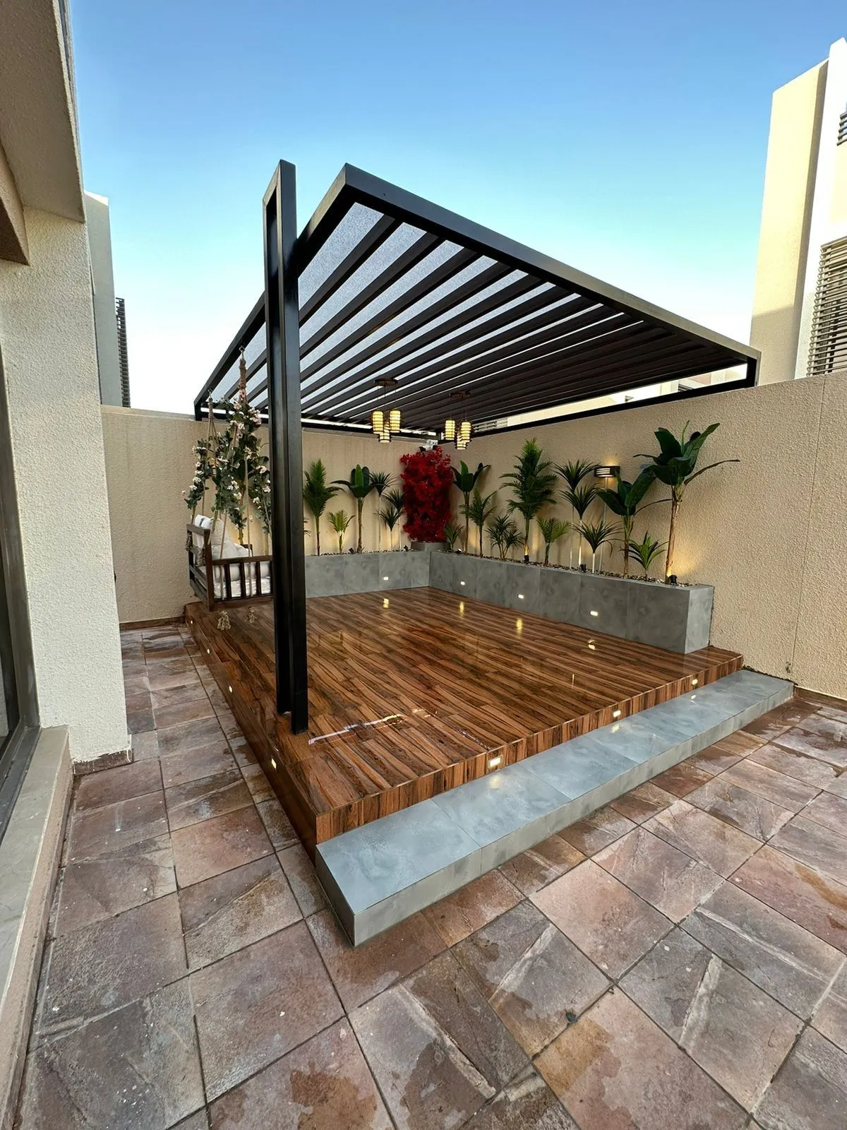 برجولات حديد وخشب في الرياض - تصاميم عصرية وحدائق أنيقة
