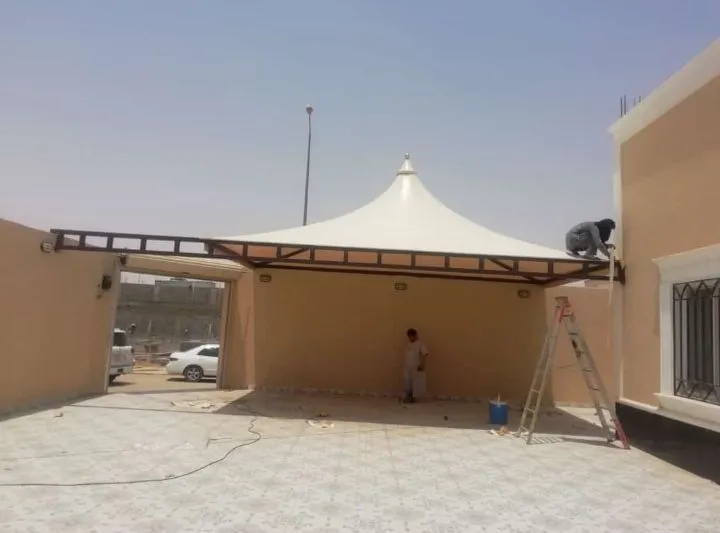 تركيب مظلات هرمية في حدائق الرياض 2025 – متانة وأناقة بلمسة فاخرة