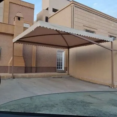 مظلات سيارات متحركة في الرياض| تحكم يدوي وكهربائي + حماية كاملة من الشمس
