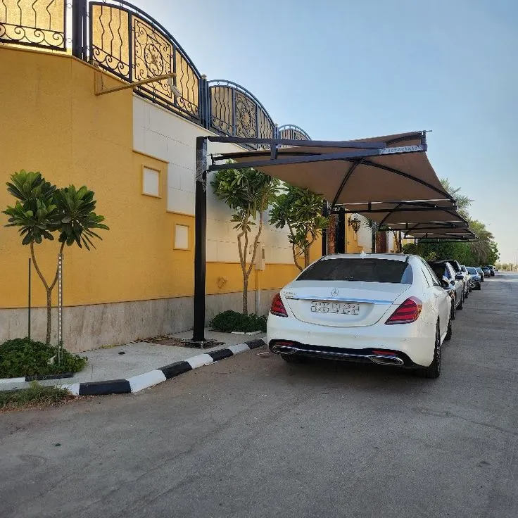 تركيب مظلات سيارات متحركة للفلل في الرياض | تصميم فاخر + حماية كاملة + تنفيذ سريع
