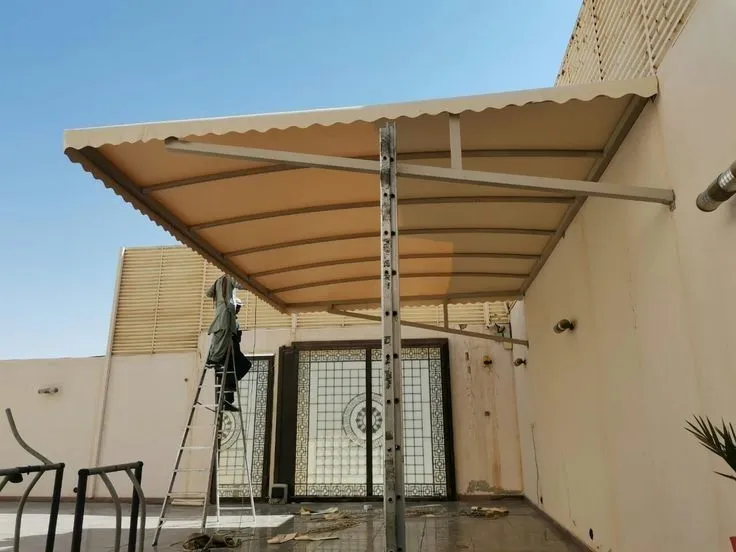 تركيب مظلات سيارات متحركة للفلل في الرياض | تصميم فاخر + حماية كاملة + تنفيذ سريع