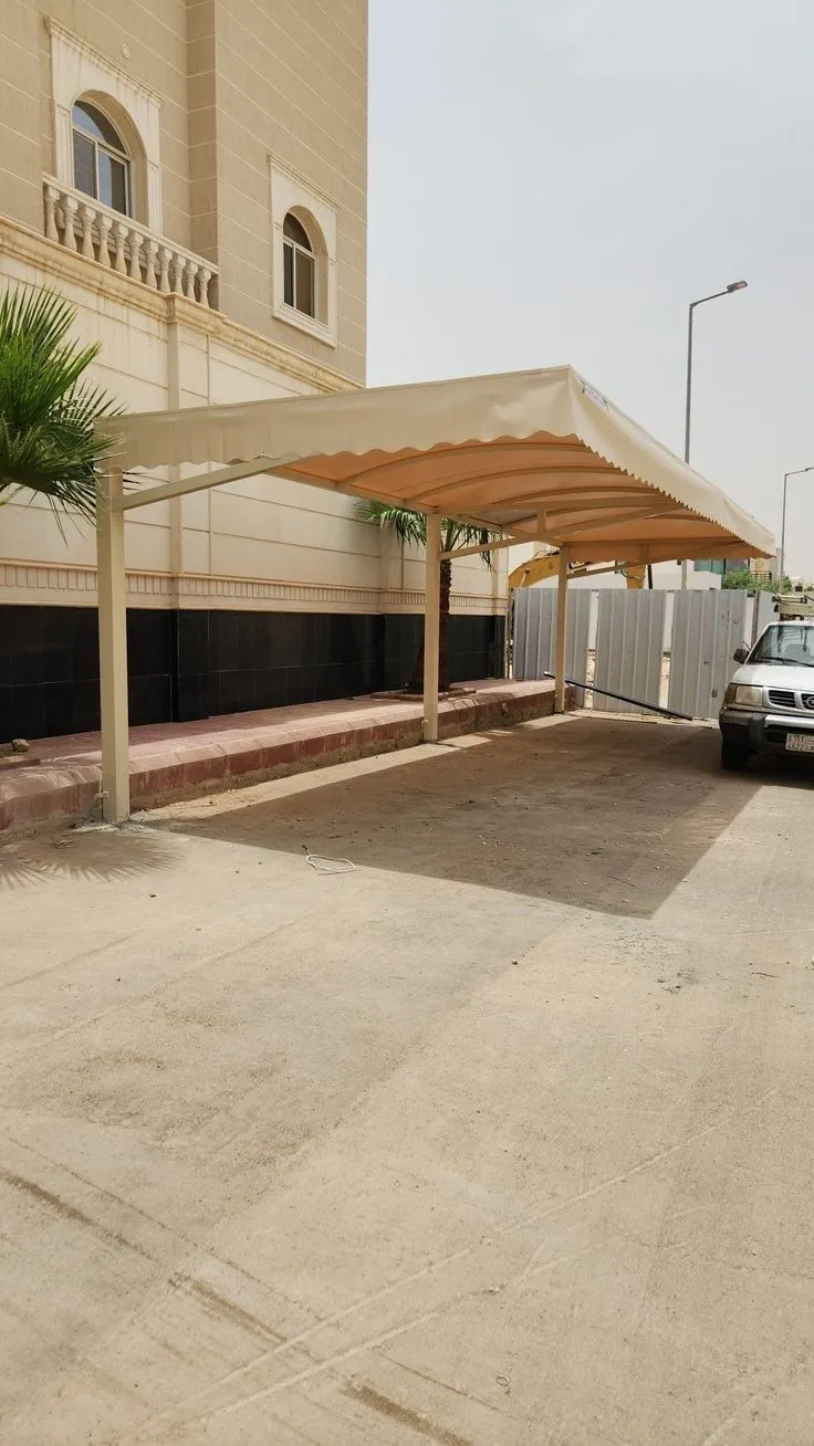 تركيب مظلات سيارات متحركة للفلل في الرياض | تصميم فاخر + حماية كاملة + تنفيذ سريع