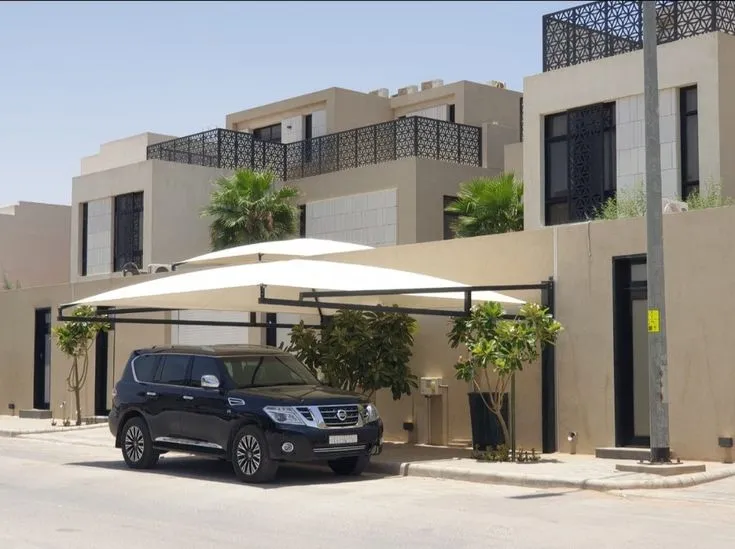 تركيب مظلات سيارات متحركة للفلل في الرياض | تصميم فاخر + حماية كاملة + تنفيذ سريع