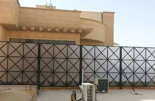 سواتر لكسان مقاومة للرطوبة والأمطار | حماية أسوار المدارس